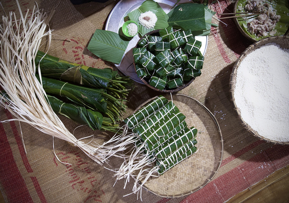 Nguyên liệu và vật liệu để làm ra những chiếc bánh ống, bánh chưng của người Mường Hòa Bình. (Ảnh: Trọng Đạt/TTXVN)