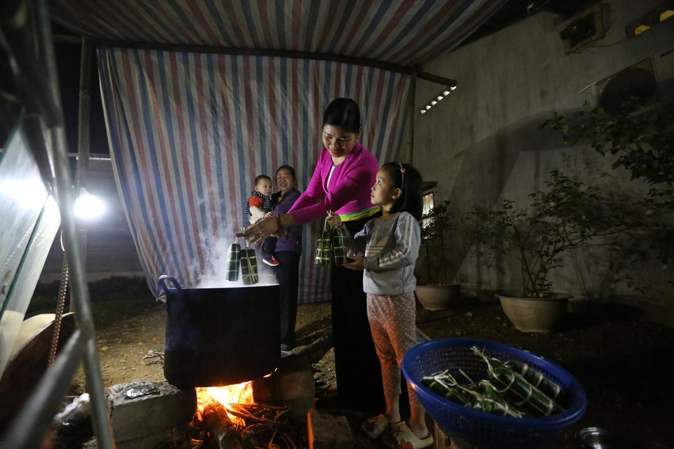 Sau khi gói xong, bánh ống và bánh chưng được luộc chung. Thời gian cho bánh chín vào khoảng 8-10 tiếng. (Ảnh: Trọng Đạt/TTXVN)