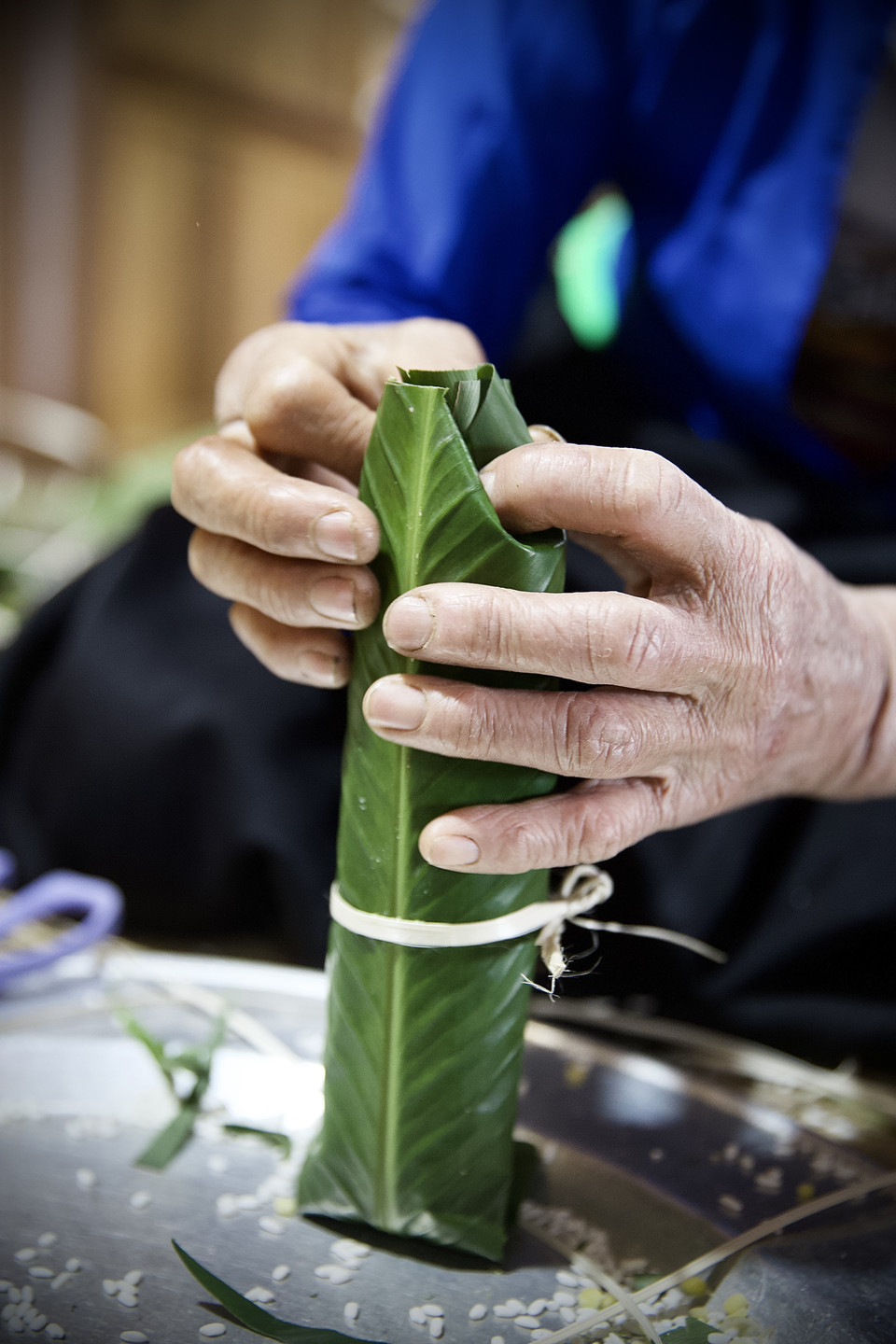 Bánh ống thường được những người cao tuổi trong nhà gói bởi khâu làm khuôn bánh đòi hỏi sự cầu kỳ và khéo léo. (Ảnh: Trọng Đạt/TTXVN)