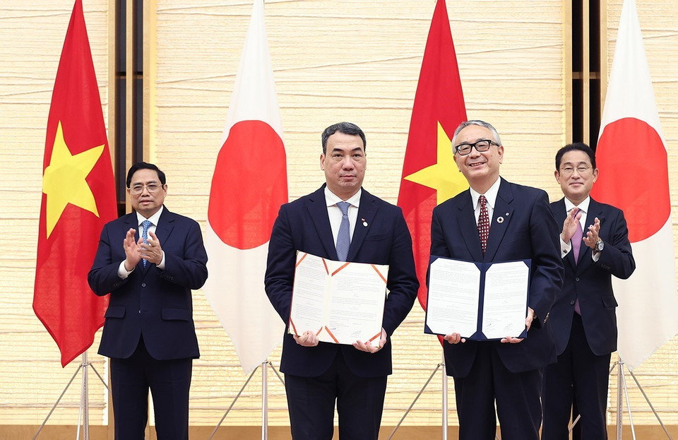 Thủ tướng Phạm Minh Chính và Thủ tướng Nhật Bản Kishida Fumio chứng kiến lễ trao Bản ghi nhớ hợp tác giữa Cục Khoa học, Công nghệ và Đào tạo, Bộ Y tế và Công ty dược phẩm Shinogi Nhật Bản. (Ảnh: Dương Giang/TTXVN)