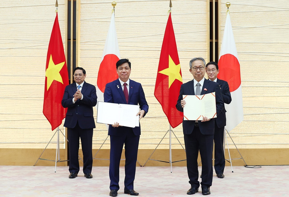 Thủ tướng Phạm Minh Chính và Thủ tướng Nhật Bản Kishida Fumio chứng kiến lễ trao Công hàm trao đổi phi dự án “Trang thiết bị chuyên dùng 1 vận tải phục vụ hoạt động tìm kiếm cứu nạn hàng hải”. (Ảnh: Dương Giang/TTXVN)