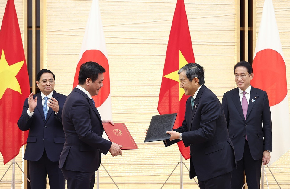 Thủ tướng Phạm Minh Chính và Thủ tướng Nhật Bản Kishida Fumio chứng kiến lễ trao Bản ghi nhớ về tăng cường hợp tác thương mại và công nghiệp giữa Bộ Công Thương Việt Nam và Chính quyền tỉnh Wakayama, Nhật Bản. (Ảnh: Dương Giang/TTXVN)