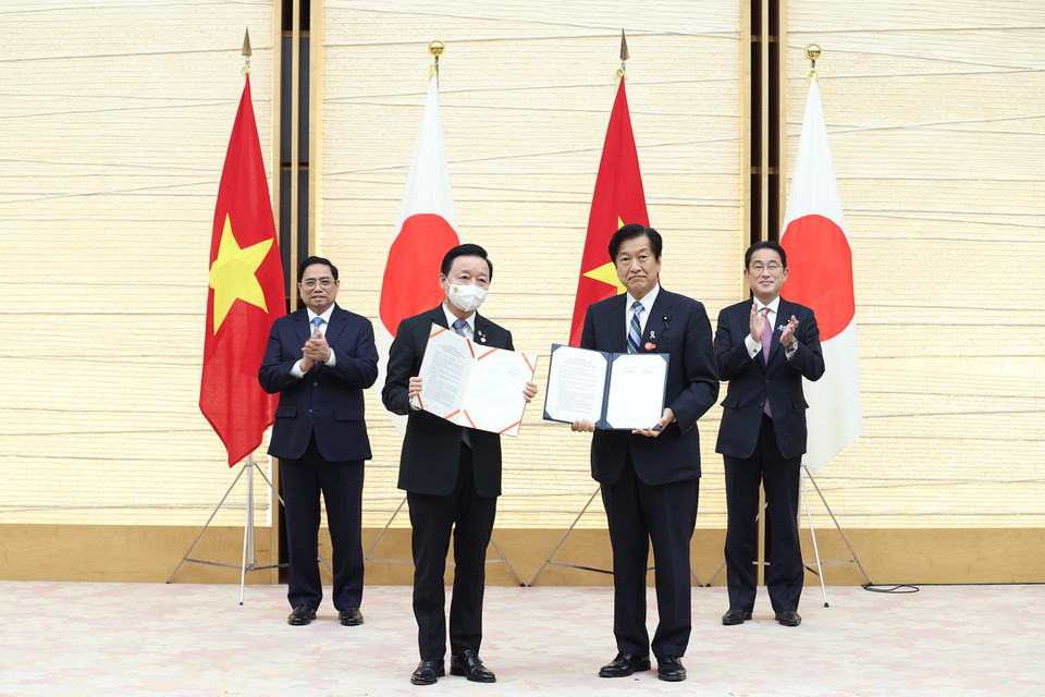 Thủ tướng Phạm Minh Chính và Thủ tướng Nhật Bản Kishida Fumio chứng kiến lễ trao Kế hoạch hợp tác chung về biến đổi khí hậu hướng tới mục tiêu trung hòa carbon vào năm 2050 giữa Bộ Tài nguyên Môi trường Việt Nam và Bộ Môi trường Nhật Bản. (Ảnh: Dương Giang/TTXVN)