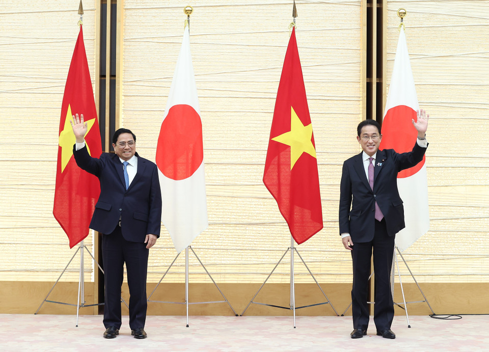 Thủ tướng Phạm Minh Chính và Thủ tướng Nhật Bản Kishida Fumio tại lễ trao đổi các văn kiện hợp tác. (Ảnh: Dương Giang/TTXVN)