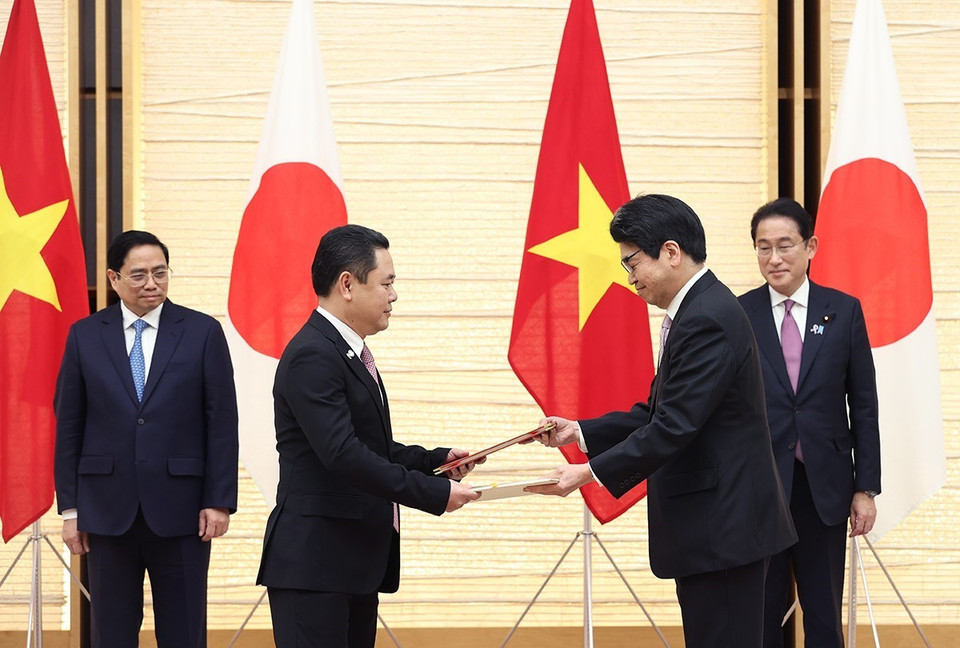 Thủ tướng Phạm Minh Chính và Thủ tướng Nhật Bản Kishida Fumio chứng kiến lễ trao Biên bản ghi nhớ hợp tác giữa Ủy ban Quản lý vốn Nhà nước tại doanh nghiệp doanh nghiệp và Ngân hàng hợp tác quốc tế Nhật Bản JBIC. (Ảnh: Dương Giang/TTXVN)