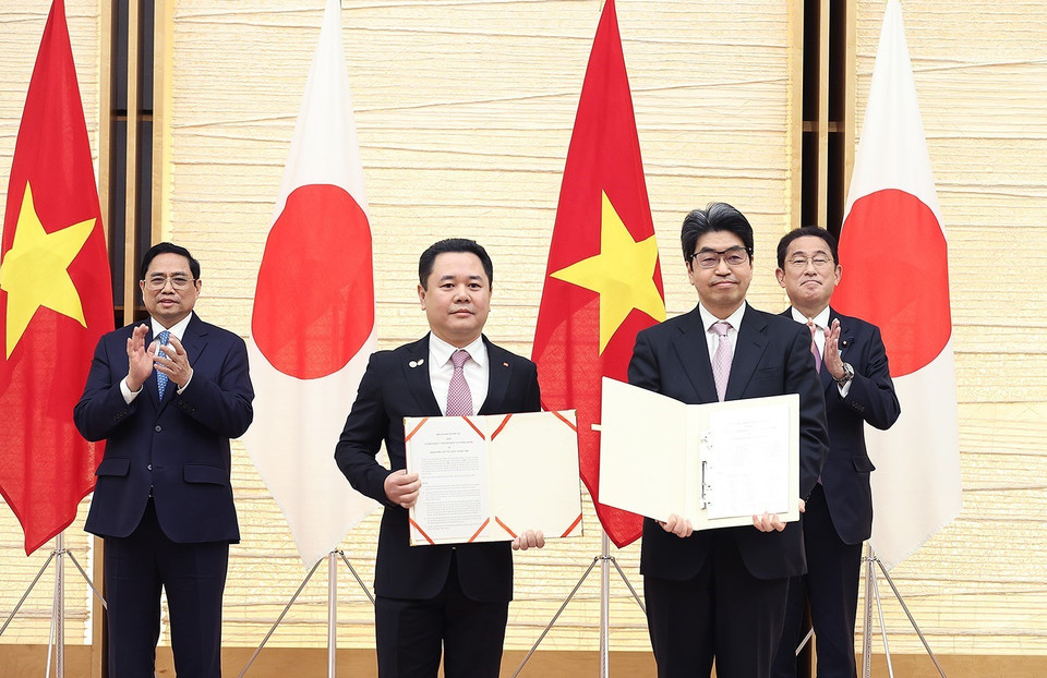 Thủ tướng Phạm Minh Chính và Thủ tướng Nhật Bản Kishida Fumio chứng kiến lễ trao Biên bản ghi nhớ hợp tác giữa Ủy ban Quản lý vốn Nhà nước tại doanh nghiệp doanh nghiệp và Ngân hàng hợp tác quốc tế Nhật Bản JBIC. (Ảnh: Dương Giang/TTXVN)