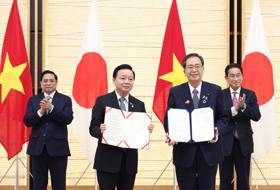 Thủ tướng Phạm Minh Chính và Thủ tướng Nhật Bản Kishida Fumio chứng kiến lễ trao Bản ghi nhớ hợp tác giữa Bộ Tài nguyên Môi trường Việt Nam và Bộ Đất đai, Hạ tầng Giao thông và Du lịch Nhật Bản trong lĩnh vực đất đai, tài nguyên nước, khí tượng và thông tin địa lý. (Ảnh: Dương Giang/TTXVN)