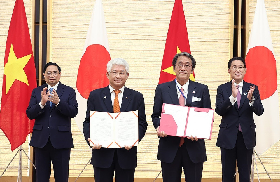 Thủ tướng Phạm Minh Chính và Thủ tướng Nhật Bản Kishida Fumio chứng kiến lễ trao Biên bản ghi nhớ hợp tác giữa Hiệp hội xuất khẩu lao động Việt Nam và Hiệp hội toàn quốc về hỗ trợ và phát triển nhân lực nước ngoài Nhật Bản. (Ảnh: Dương Giang/TTXVN)