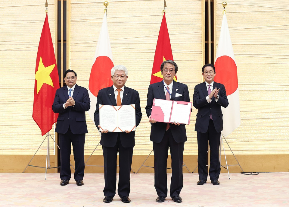  Thủ tướng Phạm Minh Chính và Thủ tướng Nhật Bản Kishida Fumio chứng kiến lễ trao Biên bản ghi nhớ hợp tác giữa Hiệp hội xuất khẩu lao động Việt Nam và Hiệp hội toàn quốc về hỗ trợ và phát triển nhân lực nước ngoài Nhật Bản. (Ảnh: Dương Giang/TTXVN)