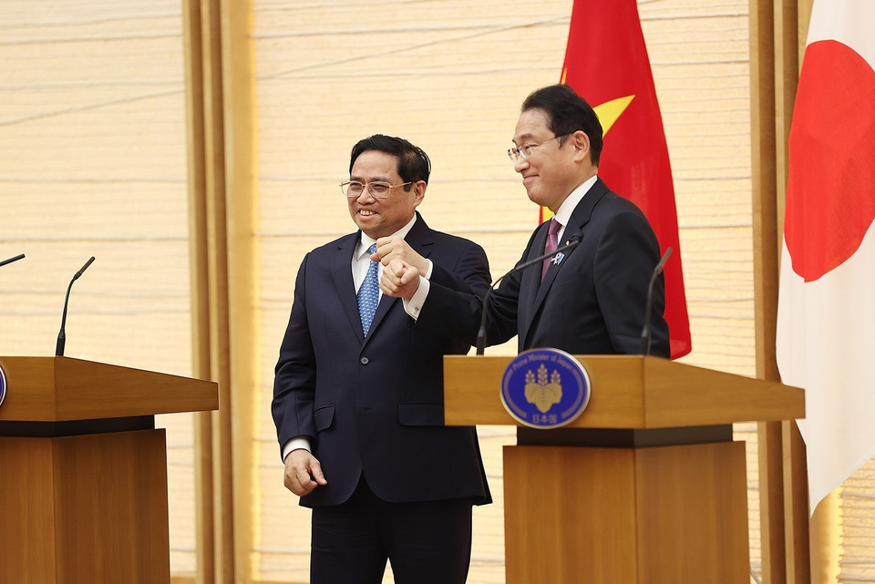 Thủ tướng Phạm Minh Chính và Thủ tướng Nhật Bản Kishida Fumio tại cuộc gặp gỡ báo chí. (Ảnh: Dương Giang/TTXVN)