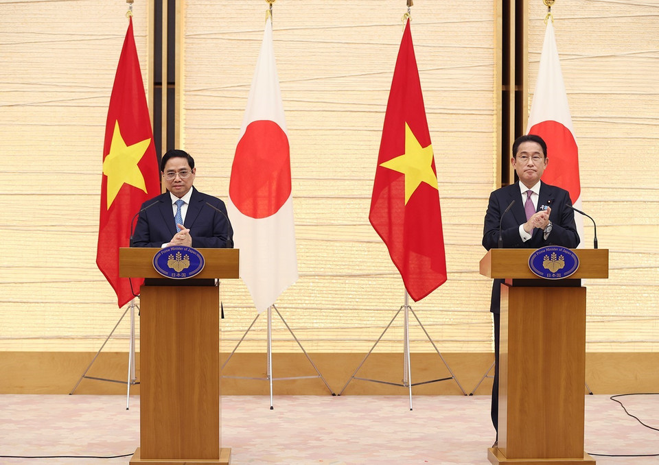 Thủ tướng Phạm Minh Chính và Thủ tướng Nhật Bản Kishida Fumio gặp gỡ báo chí sau hội đàm. (Ảnh: Dương Giang/TTXVN)