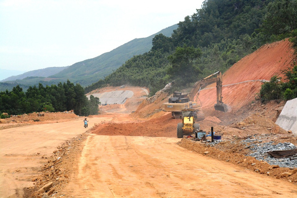 Thi công phía đường dẫn hầm Cù Mông với chiều dài 4.020m, thiết kế theo tiêu chuẩn đường cấp 3, vận tốc thiết kế 80km/giờ. (Ảnh: Việt Hùng/Vietnam+)