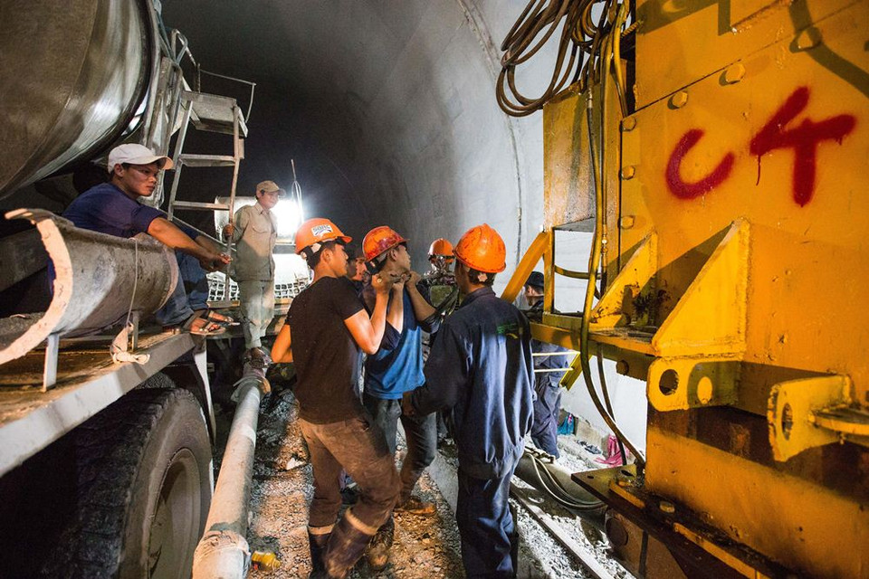 Các tốp thi công 24/24 giờ nhằm đảm bảo tiến độ dự án về đích trước 3 tháng so với hợp đồng ký kết. (Ảnh: Việt Hùng/Vietnam+)