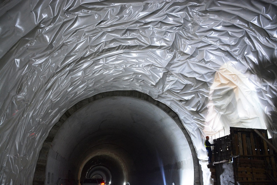 Trước khi đổ bê tông vỏ hầm, đơn vị thi công sẽ bọc vỏ hầm để tránh bị nước ngấm vào bê tông, tăng tuổi thọ công trình. (Ảnh: Việt Hùng/Vietnam+)