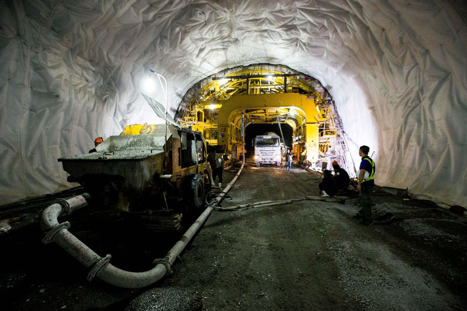 Nhờ kinh nghiệm xây dựng hầm Đèo Cả, các nhà đầu đã rút ngắn thi công 12m đốt vỏ hầm/ngày so với trước đây là 2 ngày. (Ảnh: Việt Hùng/Vietnam+)