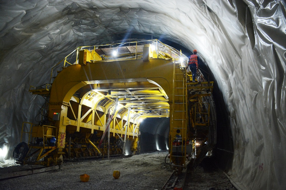 Máy móc thi công vỏ hầm hiện đại, cứ sau 8 tiếng sẽ dỡ ván khuôn và tiếp tục làm đốt hầm bê tông liền kề. (Ảnh: Việt Hùng/Vietnam+)