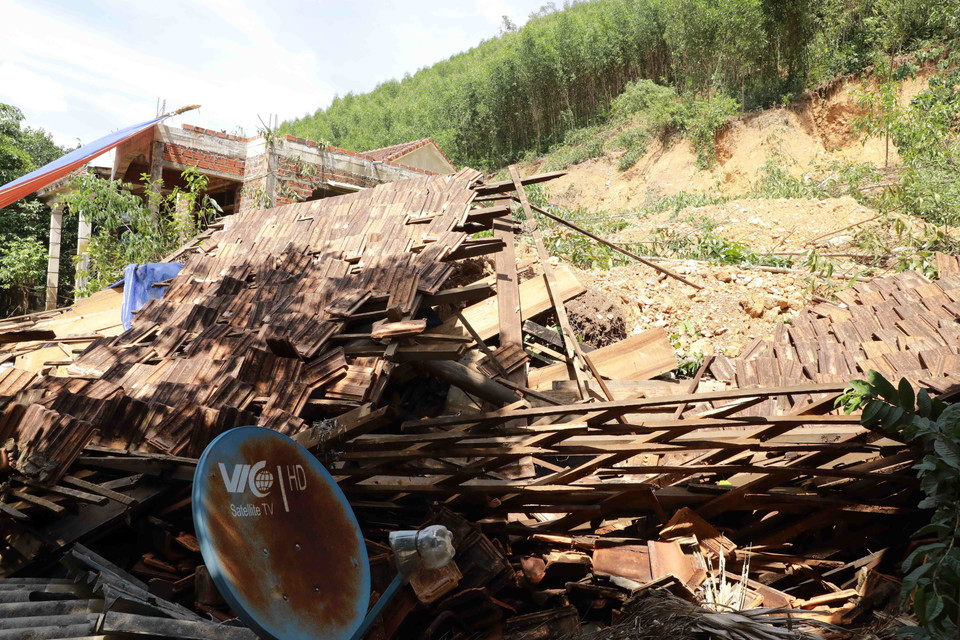 Ngôi nhà của gia đình anh Mai Xuân Hồng bị đất vùi lấp hoàn toàn. (Ảnh: Vũ Sinh/TTXVN)