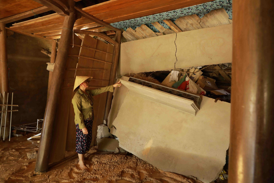 Ngôi nhà của gia đình chị Nguyễn Thị Lan bị sạt lở đất làm hư hỏng. (Ảnh: Vũ Sinh/TTXVN)