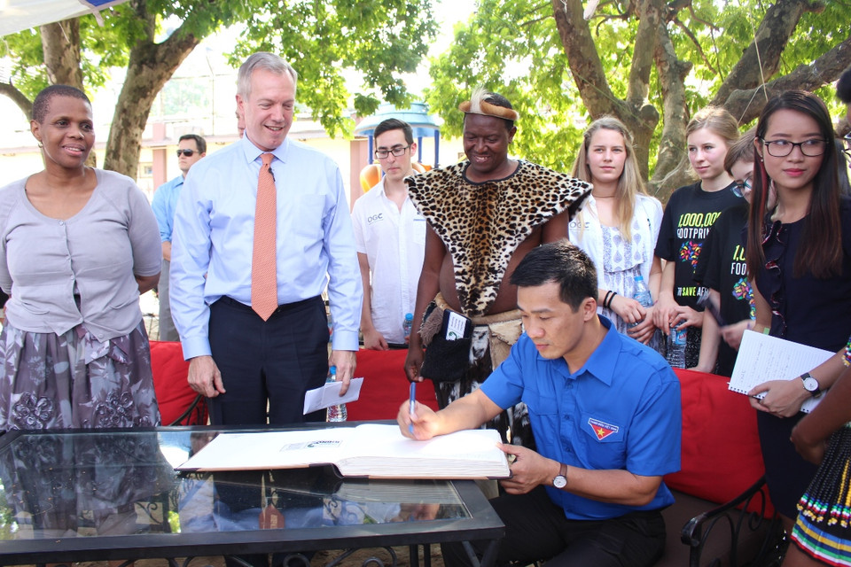 Ông Vũ Minh Lý, Giám đốc Trung tâm Tình nguyện Quốc gia (Đoàn Thanh niên Cộng sản Hồ Chí Minh) ký cam kết bảo vệ loài tê giác. (Ảnh: Hùng Võ/Vietnam+)