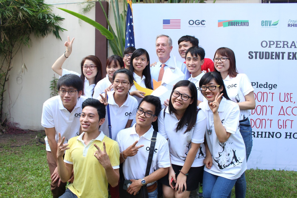 Các bạn trẻ Việt Nam chụp hình lưu niệm cùng Đại sứ Ted Osius. (Ảnh: Hùng Võ/Vietnam+)