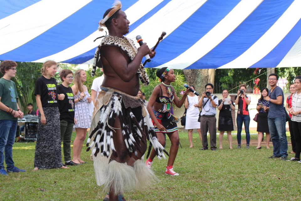 Tám đại sứ tê giác đến từ Hoa Kỳ và Nam Phi cùng với các bạn trẻ Việt Nam tham gia vào chương trình tiếp cận cộng đồng, nhằm trao đổi kiến thức để cùng nhau “ngăn chặn” tội phạm động vật hoang dã và bảo vệ loài tê giác. (Ảnh: Hùng Võ/Vietnam+)