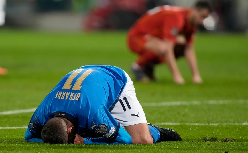 Đội tuyển Italy đã phải dừng cuộc chơi ngay từ vòng loại World Cup 2022 sau khi để thua sốc 0-1 trước Bắc Macedonia ở vòng play-off. (Nguồn: AP)