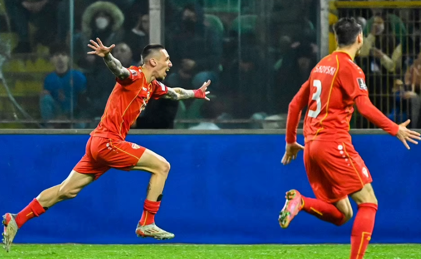 Aleksandar Trajkovski (trái) trở thành người hùng của Bắc Macedonia với pha lập công ở phút 90+2. (Getty Images)