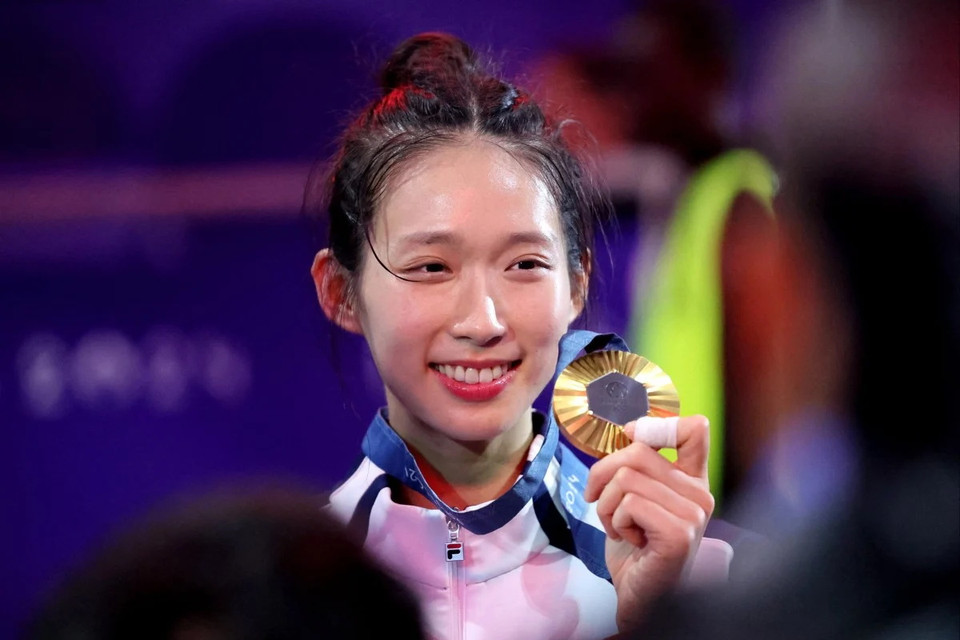 Nữ kiếm thủ Vivian Kong Hong Kong (Trung Quốc) rạng ngời bên tấm huy chương Vàng Olympic Paris 2024. (Nguồn: AP)