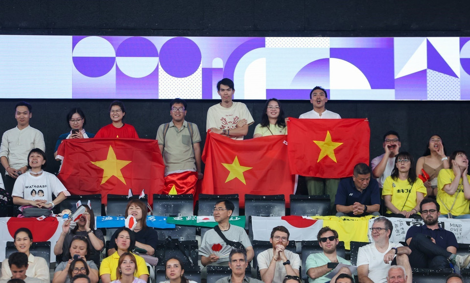 Các cổ động viên Việt Nam cổ vũ cho Thùy Linh ở nhà thi đấu Arena Porte de La Chapelle. (Ảnh: Hoàng Linh/TTXVN)
