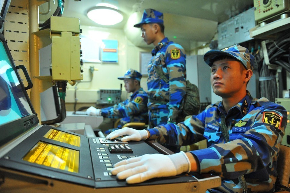 Lữ đoàn 167, Vùng 2 Hải quân tăng cường bản lĩnh người lính qua huấn luyện đêm, nhằm nâng cao khả năng hiệp đồng giữa các vị trí chiến đấu, giữa các ngành và tàu trong hoạt động nhiệm vụ. (Ảnh: Minh Đức/TTXVN)