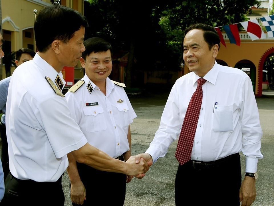 Chủ tịch Ủy ban Trung ương Mặt trận tổ quốc Việt Nam Trần Thanh Mẫn thăm và làm việc với Bộ Tư lệnh Hải quân (21/9/2017). (Ảnh: Nguyễn Dân/TTXVN)