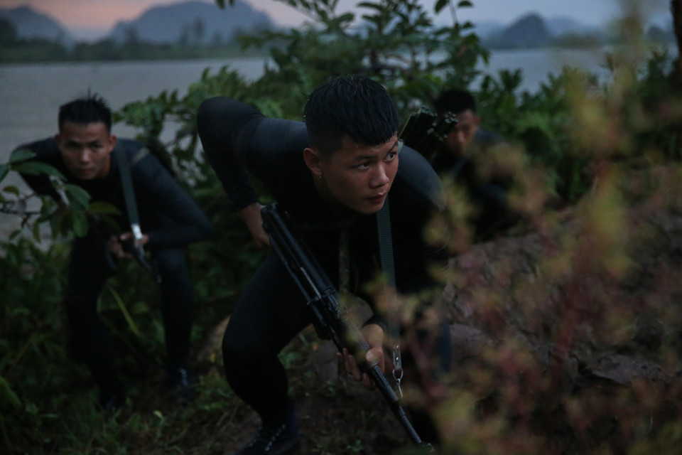 Chiến sỹ Lữ đoàn Đặc công Hải quân 126 đột nhập theo đường sông đánh chiếm mục tiêu giả định trong điều kiện đêm tối. (Ảnh: Dương Giang/TTXVN)