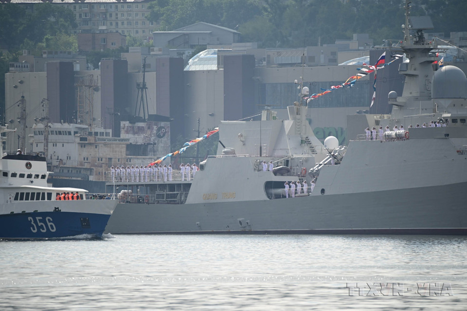 Biên đội tàu Hải quân Việt Nam dự lễ duyệt binh kỷ niệm Ngày Hải quân LB Nga (Vladivostok, 25/7/2021). (Ảnh: Nguyễn Anh Nam/TTXVN phát)