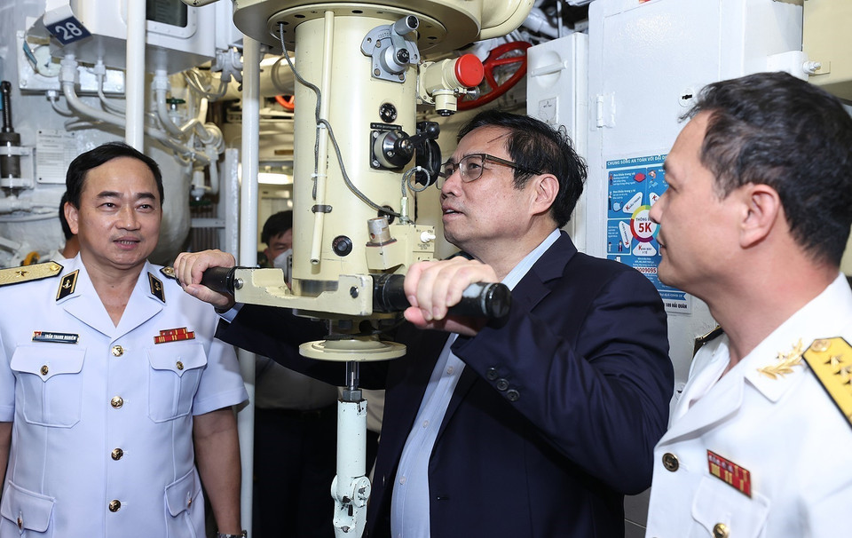 Thủ tướng Phạm Minh Chính thăm Lữ đoàn Tàu ngầm 189, Quân Chủng Hải quân (Khánh Hòa, 12/3/2022). (Ảnh: Dương Giang/TTXVN)