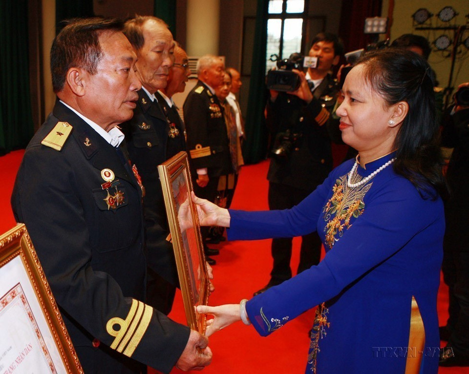 Đồng chí Trần Thị Hà, Thứ trưởng Bộ Nội vụ, Trưởng Ban Thi đua-Khen thưởng Trung ương trao Quyết định của Chủ tịch nước tặng danh hiệu Anh hùng lực lượng vũ trang có thành tích đặc biệt xuất sắc trong cuộc kháng chiến chống Mỹ cho các đồng chí thuộc Quân chủng Hải quân (18/12/2015). (Ảnh: Lâm Khánh/ TTXVN)