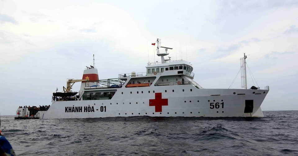 Trong những năm qua, được sự quan tâm của Đảng, Nhà nước, Bộ Quốc phòng đã đầu tư mua sắm, đóng mới tàu thuyền, trang bị kỹ thuật hiện đại cho Hải quân. Trong ảnh: Tàu quân y HQ-561 (Hải quân Vùng 4 ) làm nhiệm vụ trên biển Đông. (Ảnh: Minh Đức/TTXVN)