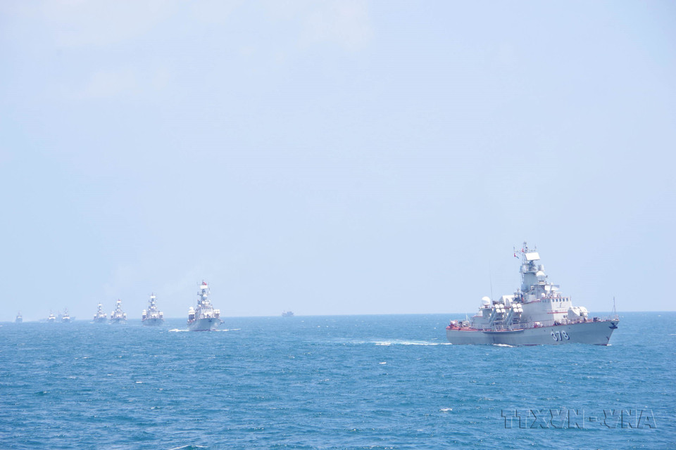 Quân chủng Hải quân tổ chức huấn luyện theo phương châm “5 sát”, tập trung đột phá “huấn luyện cơ bản, làm chủ, chuyên sâu trong khai thác, sử dụng vũ khí trang bị”. Trong ảnh: Hoạt động huấn luyện, bắn đạn thật trên biển của Bộ Tư lệnh Vùng 2 Hải quân (2021). (Ảnh: TTXVN)