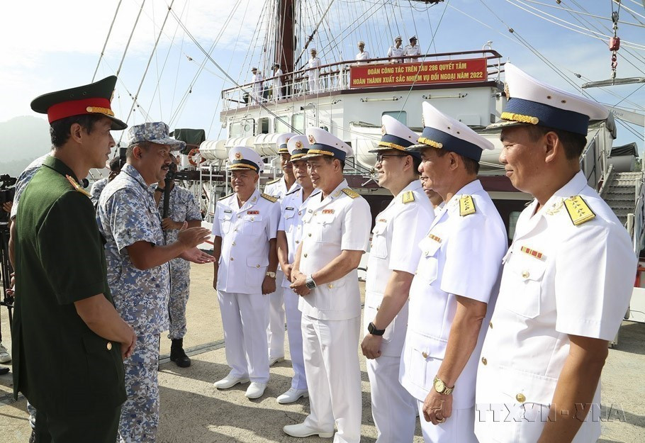 Hải quân nhân dân Việt Nam nâng cao vị thế trên trường quốc tế, góp phần củng cố, tăng cường và phát triển quan hệ hữu nghị hợp tác với hải quân các nước. Trong ảnh: Tàu buồm 286 - Lê Quý Đôn thăm xã giao Căn cứ Hải quân Lumut, Malaysia. (Ảnh: An Nguyễn/TTXVN)