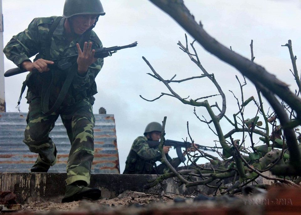 Hải quân nhân dân Việt Nam vượt qua mọi khó khăn, gian khổ, bình tĩnh, khôn khéo, kiên quyết, kiên trì, không để bị động, bất ngờ, giữ vững môi trường hòa bình, ổn định trên các vùng biển, đảo của Tổ quốc. Trong ảnh: Chiến sỹ đảo An Bang luyện tập sẵn sàng chiến đấu. (Ảnh: Hoàng Hùng/TTXVN)