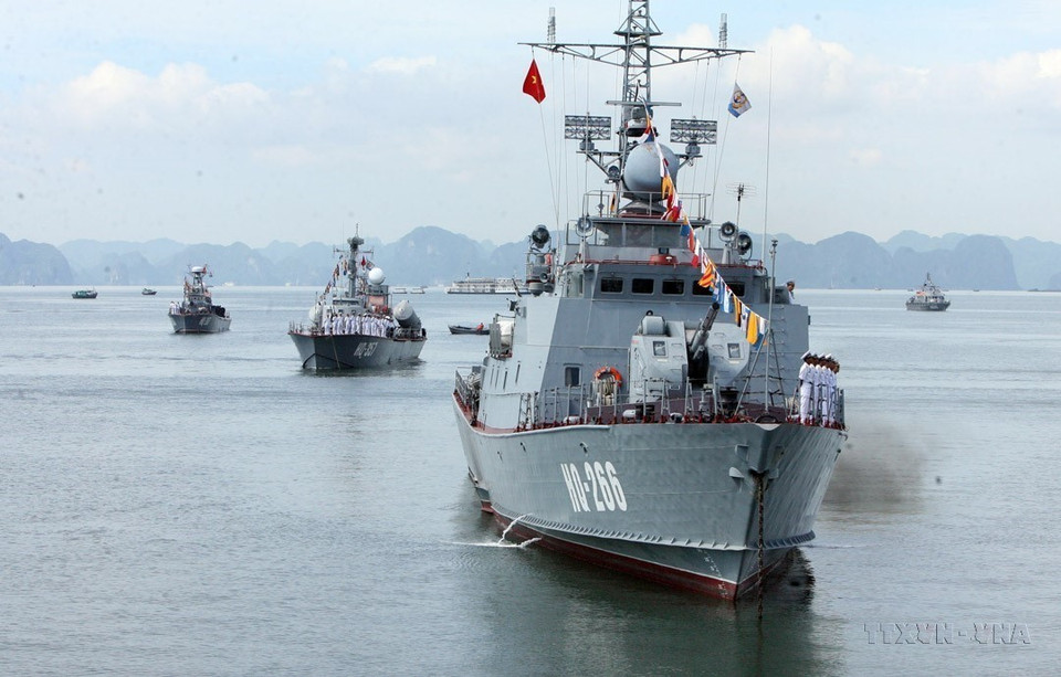 Các tàu chiến của Quân chủng Hải quân tham dự Lễ tưởng niệm các Anh hùng Liệt sỹ và nhân dân đã hy sinh trong chiến thắng trận đầu ngày 2 và 5/8/1964 tại vùng biển Cửa Lục (Quảng Ninh, 3/8/2014). (Ảnh: Trọng Đức/TTXVN)
