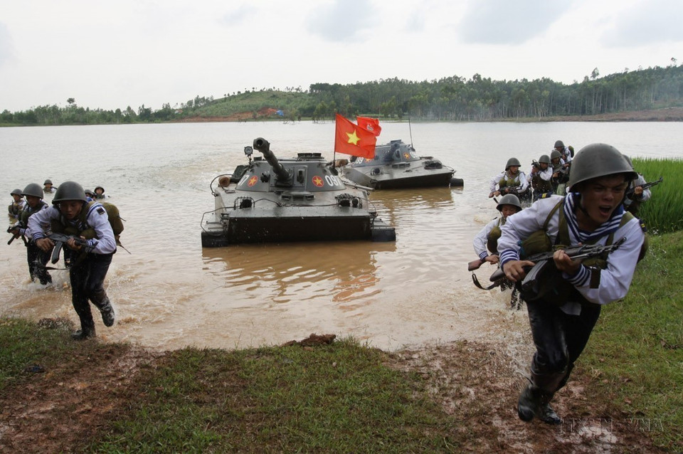 Lực lượng Hải quân đánh bộ phối hợp hiệp đồng đổ bộ tấn công cùng lực lượng xe tăng. (Ảnh: Trọng Đức/TTXVN)