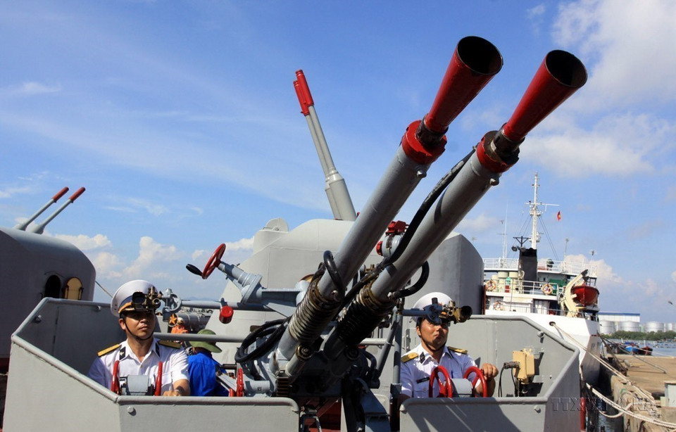 Quân chủng Hải quân tổ chức huấn luyện theo phương châm “5 sát”, tập trung đột phá “huấn luyện cơ bản, làm chủ, chuyên sâu trong khai thác, sử dụng vũ khí trang bị.” Trong ảnh: Chiến sỹ khẩu đội pháo 37mm Lữ đoàn 171, Vùng 2 Hải quân luyện tập sẵn sàng chiến đấu. (Ảnh: Thế Duyệt/TTXVN)