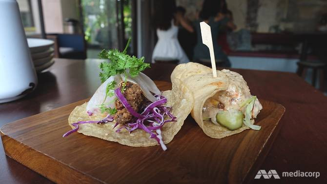 Nhà hàng và quán bar Mexico Lucha Loco cũng bổ sung thêm hai món mới là tacos El Trumpo (bánh kẹp phomai) và Rocket Man (gà rán Hàn Quốc) có giá 10 đôla Singapore/món. (Nguồn: Báo chí Singapore)