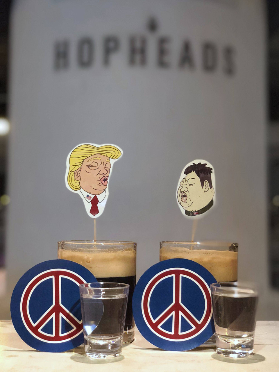 Cocktail có tên gọi 'Bromance,' được làm từ bia, rượu tequila, Coca dành cho người ăn kiêng vốn là đồ uống quen thuộc của người Mỹ và rượu soju-một loại rượu gạo chưng cất mà nhiều người Hàn Quốc xem xét thức uống 'quốc hồn quốc túy.' (Nguồn: Báo chí Singapore)