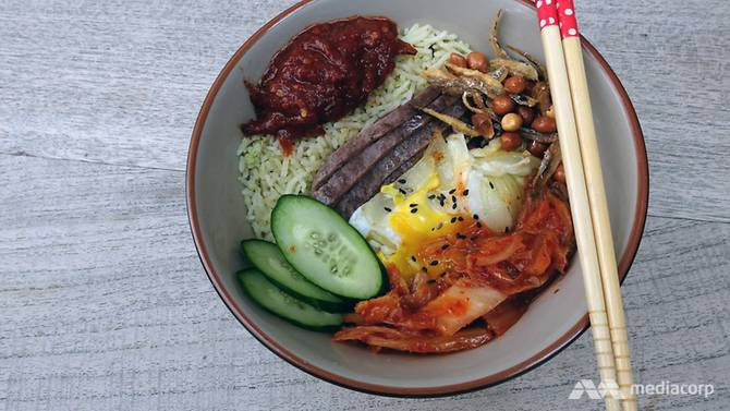 Nhà hàng Harmony Nasi Lemak tại trung tâm mua bán vào loại lớn nhất Singapore, Suntec City đã chào mời thực khách món Nasi Lemak có tên gọi Trump Kim-Chi, trong đó có hai nguyên liệu không thể thiếu mang đậm văn hóa ẩm thực của Triều Tiên là kim chi và thịt bò khô của Mỹ. (Nguồn: Báo chí Singapore)