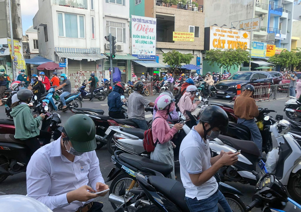 Người dân thực hiện khai báo y tế trước khi vào quận Gò Vấp. (Ảnh: TTXVN phát)