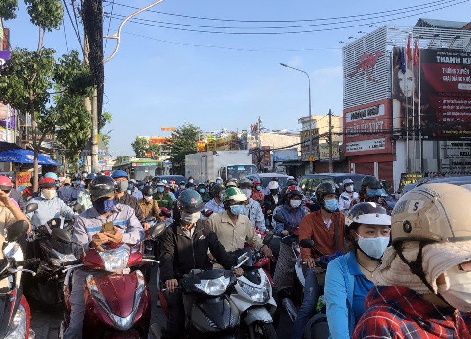 Nhiều người dân dồn về chốt kiểm soát để vào Gò Vấp, khiến khu vực chốt ùn ứ cục bộ. (Ảnh: TTXVN phát)