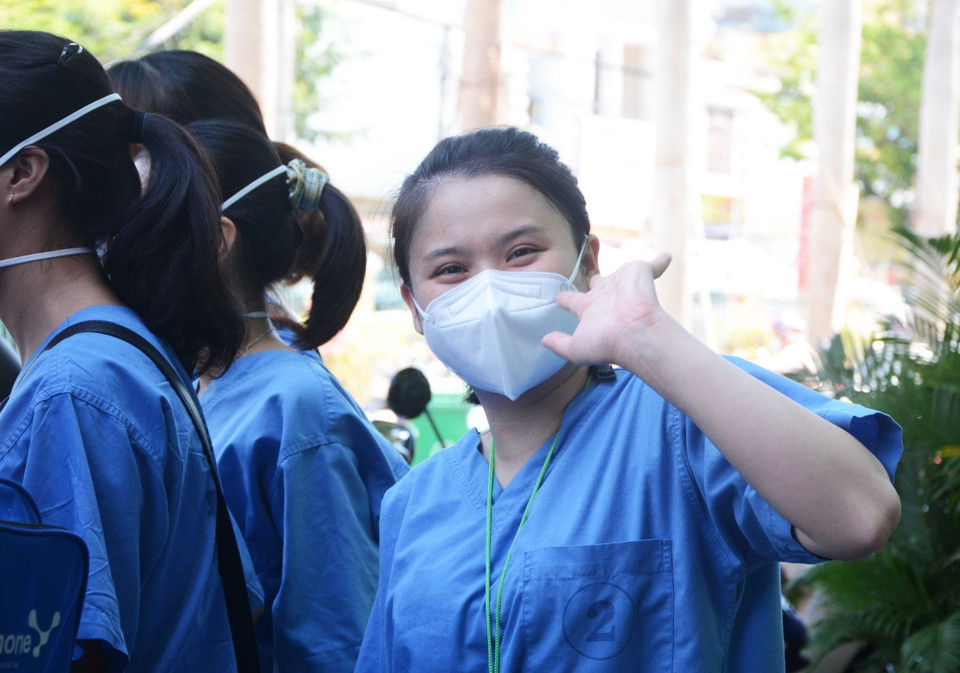 Thành viên đoàn công tác tươi cười, vẫy tay chào các y, bác sỹ của Bệnh viện Đà Nẵng, sẵn sàng lên đường hỗ trợ tỉnh Bắc Giang phòng, chống dịch. (Ảnh: Văn Dũng/TTXVN)