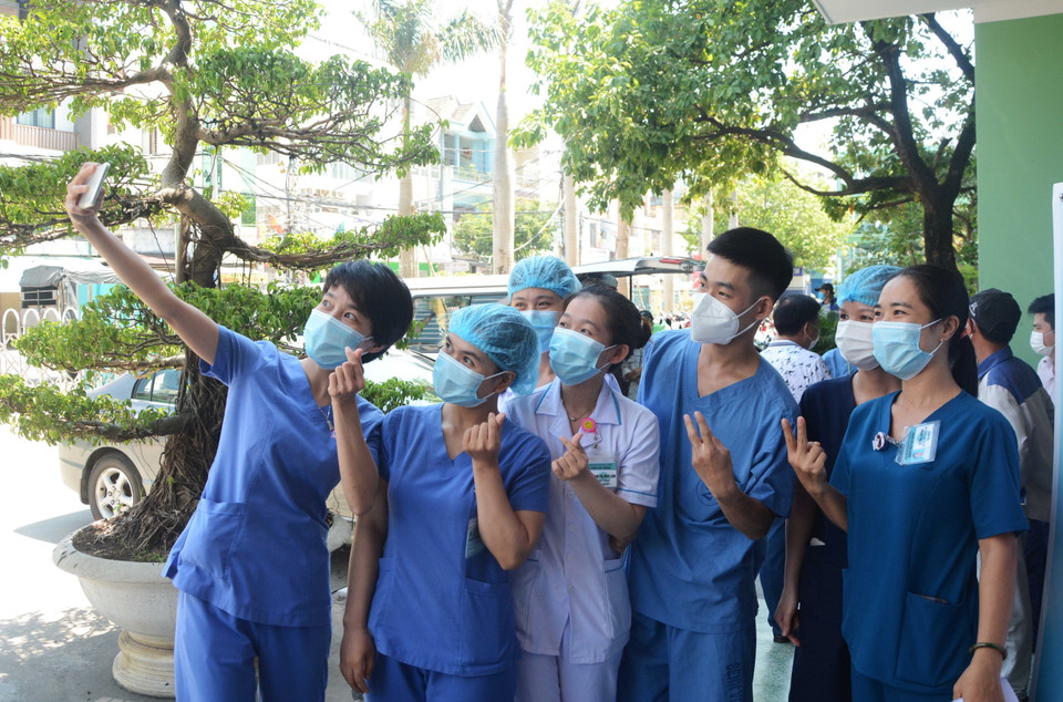 Các y, bác sỹ trong đoàn công tác tươi cười chụp ảnh lưu niệm trước giờ lên đường chi viện tỉnh Bắc Giang. (Ảnh: Văn Dũng/TTXVN)