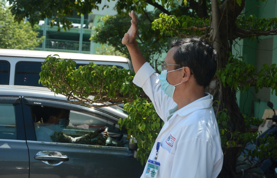 Y, bác sỹ của Bệnh viện Đà Nẵng vẫy chào Đoàn công tác chi viện tỉnh Bắc Giang. (Ảnh: Văn Dũng/TTXVN)